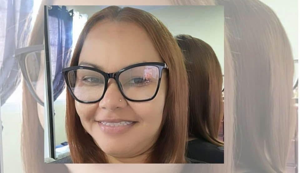 Hallan muerta a mujer dentro de su vivienda en Santiago; autoridades investigan