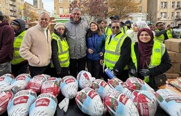 Líderes dominicanos en Nueva York entregan pavos en víspera de Acción de Gracias