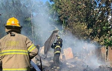 Mujer queda a la intemperie tras incendio que destruyó su casa en Hato Mayor