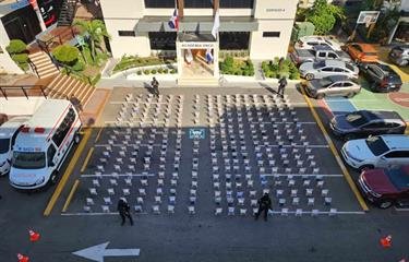 Incautan en Baní el mayor cargamento de coca del 2025; arrestan a tres hombres