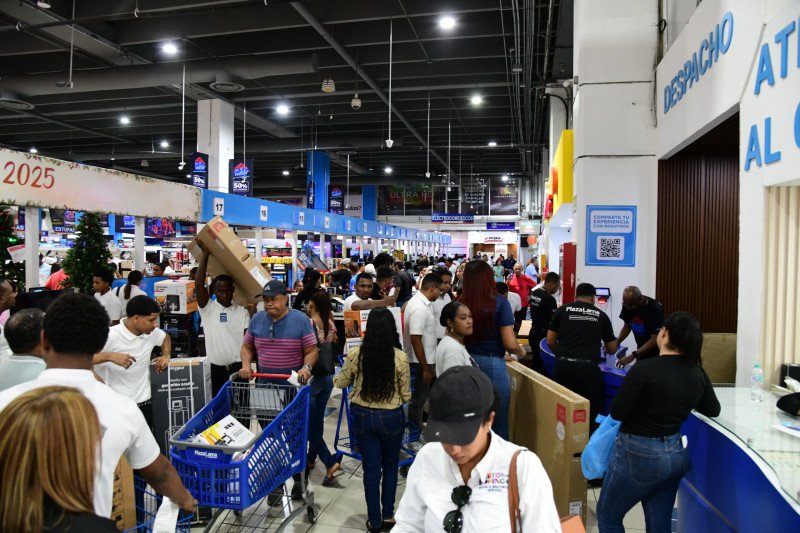 Consumidores buscan las ofertas del Viernes Negro