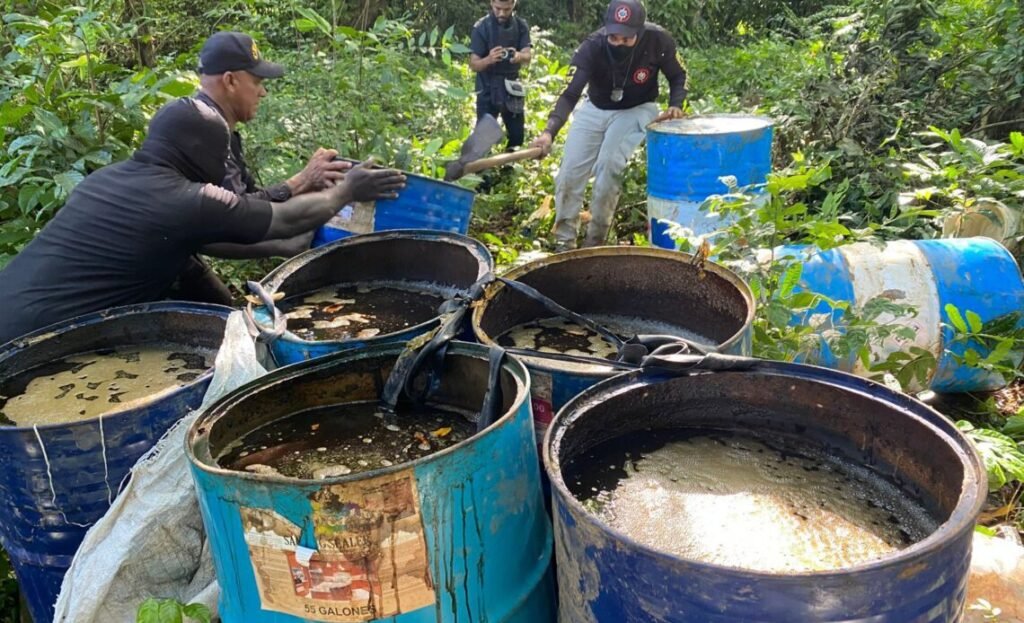 CECCOM desmantela fábrica clandestina de alcohol adulterado elaborado con agua del río Ozama