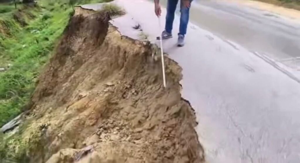 Preocupación en La Colcoba: derrumbe amenaza con incomunicar carretera principal