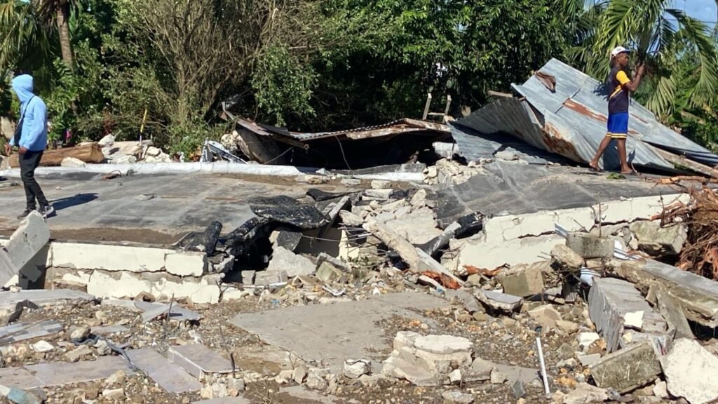 Al menos siete heridos y 10 casas destruidas tras colapso de tanque de agua en Consuelo