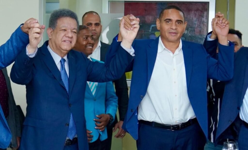Leonel juramenta en la FP a Bernardo Arroyo, hermano del vicepresidente del PRM, Nelson Arroyo