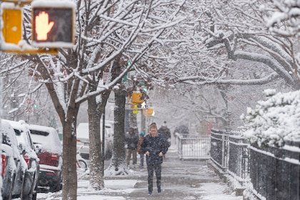 Nueva York registra su primera gran nevada del invierno y se emiten advertencias por frío extremo
