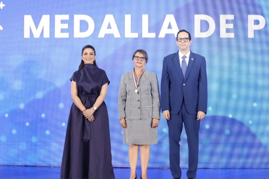 ISFODOSU es reconocido con medalla de plata en el Premio Nacional a la Calidad en el Sector Público 2025