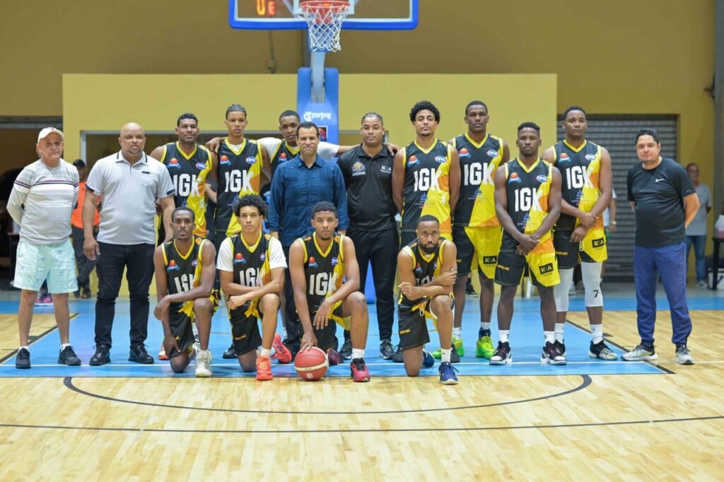 Dr. Ernesto Rodríguez realiza saque de honor en el partido Iván Guzmán Klang vs. Caobas City