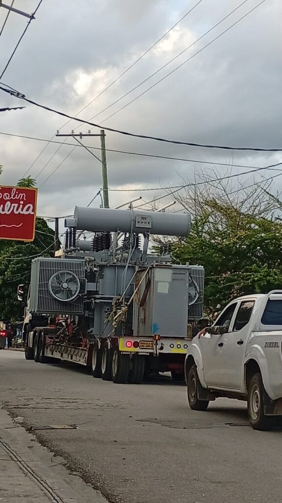 Edeeste traslada transformador de potencia hacia Miches y aclara incidente que involucró al síndico de Nisibón durante operativo técnico