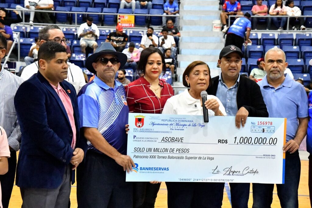 Alcaldía de La Vega otorga aporte de un millón de pesos al Torneo de Baloncesto Superior con Refuerzos