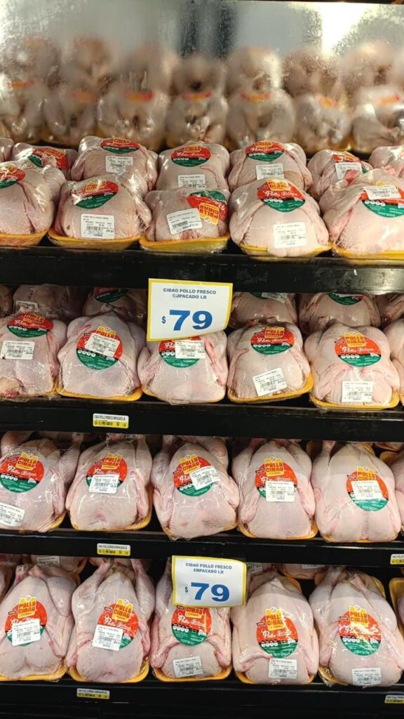 El precio del pollo se sitúa en RD$79 la libra en supermercados durante la temporada navideña