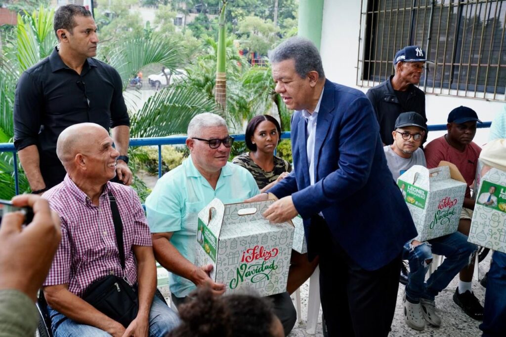 Leonel Fernández entrega raciones alimenticias a poblaciones vulnerables y reafirma tradición solidaria