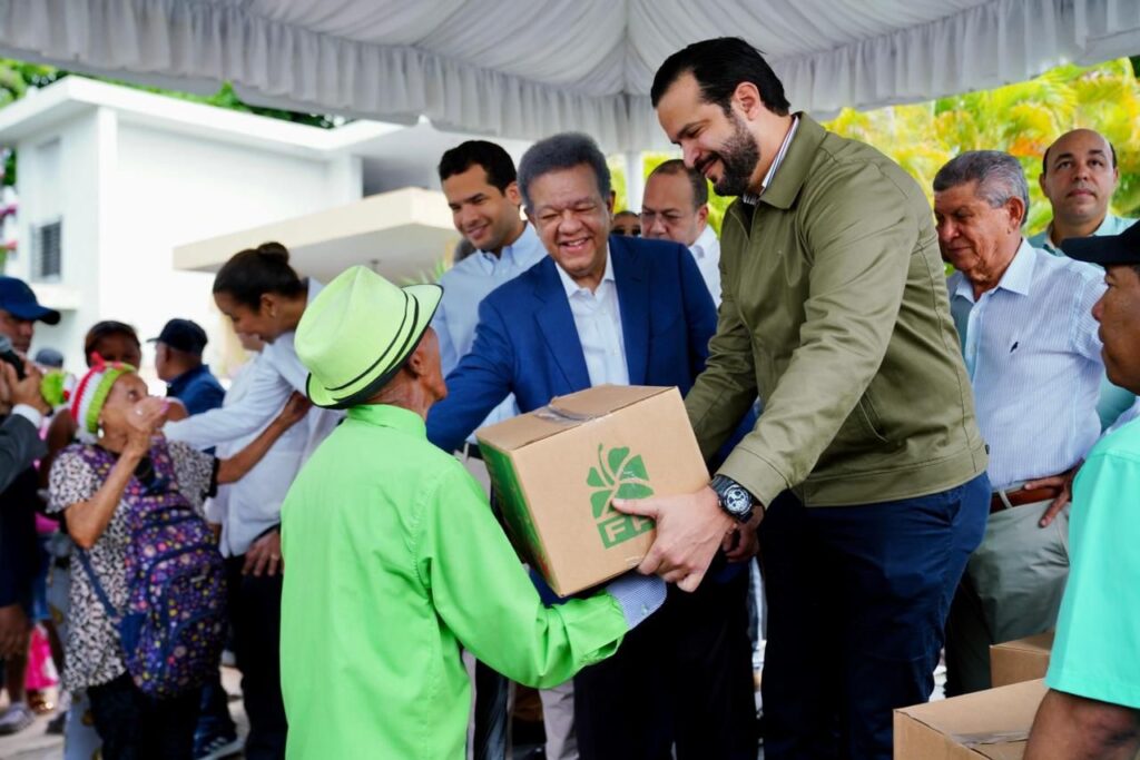 Leonel continúa entrega de alimentos a sectores vulnerables y afirma que la necesidad del pueblo es evidente