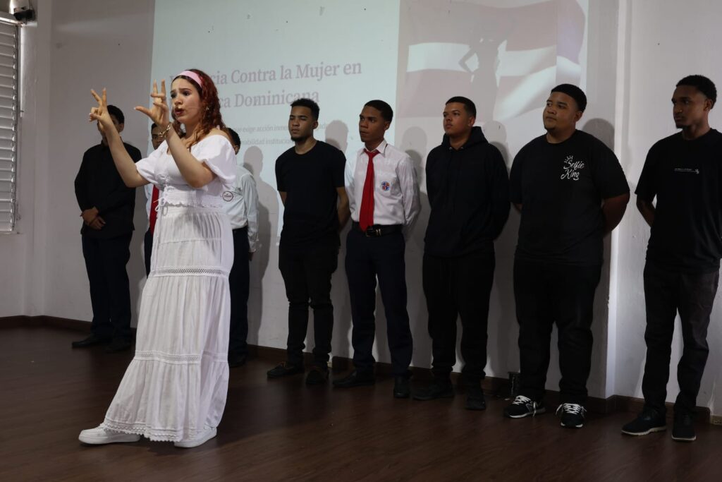 Estudiantes del colegio Crossover proponen cambios en la ley de proteccion a la mujer y violencia intrafamiliar