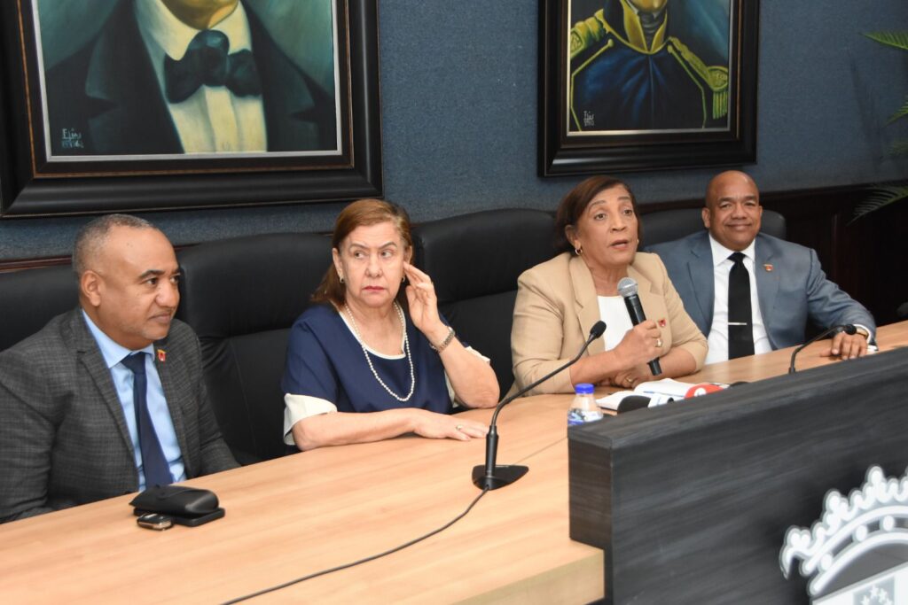 Gobierno y Municipio despliegan ofensiva vial en La Vega: Asfaltado, bacheos, fecha para puente Antonio Guzman y retorno a hospital