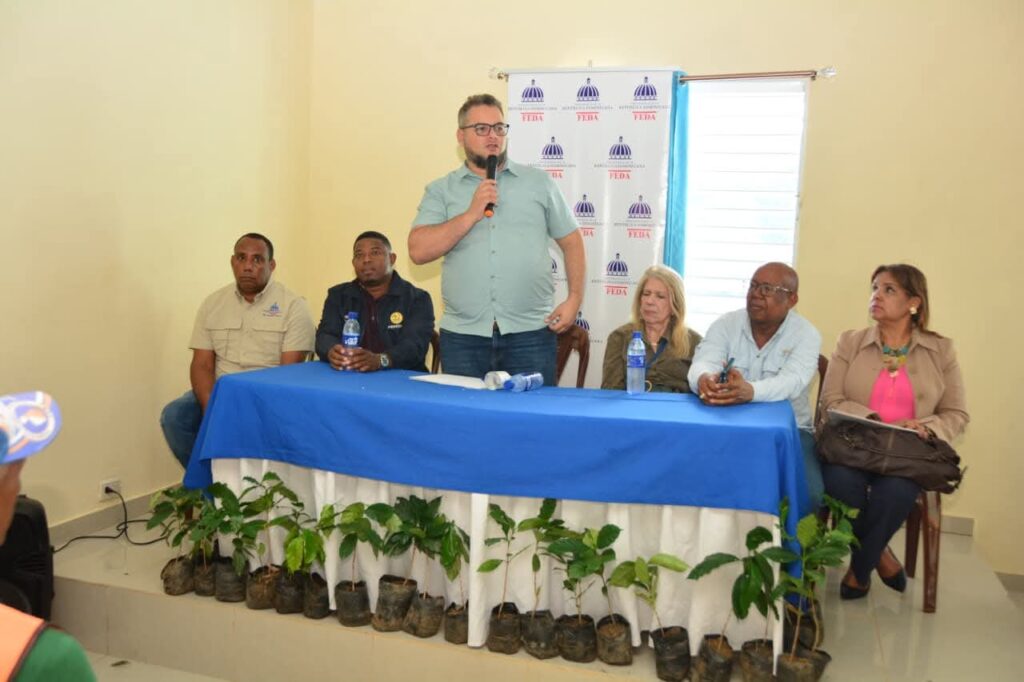 Hecmilio Galván recorre Cordillera Central, asegura hay que reivindicar las montañas