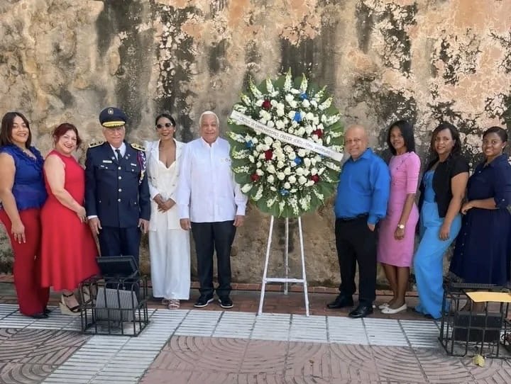 El círculo de Emprendedores Crece deposita ofrenda floral en el altar de la patria por su décimo aniversario