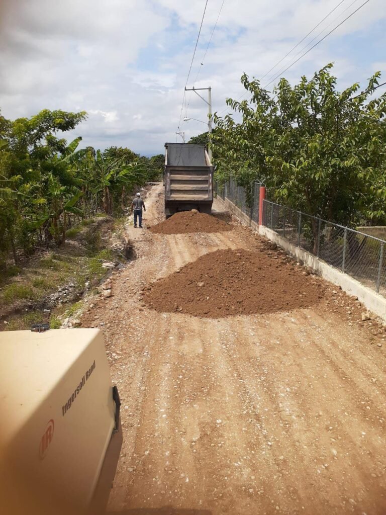Ministerio de Agricultura aprueba intervención de nueve caminos vecinales en Arroyo al Medio, provincia María Trinidad Sánchez