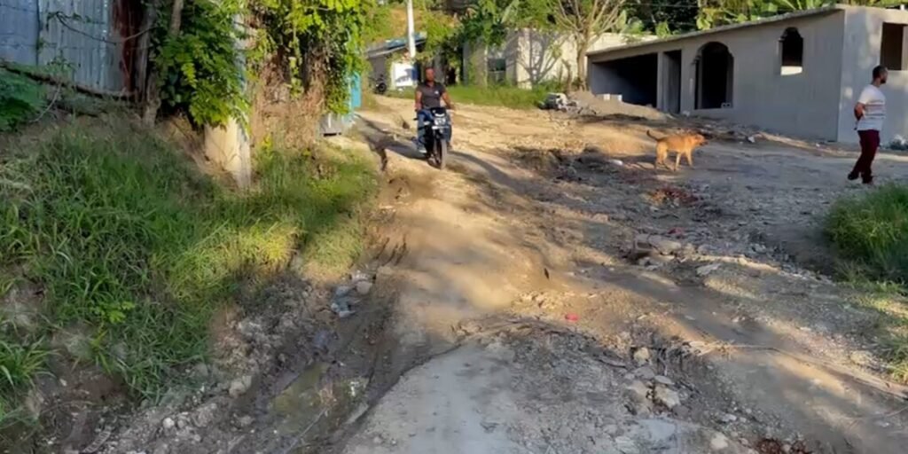 Residentes acusan al síndico de SDO, Francisco Peña, de burlarse de la comunidad y no responder ante calles destruidas