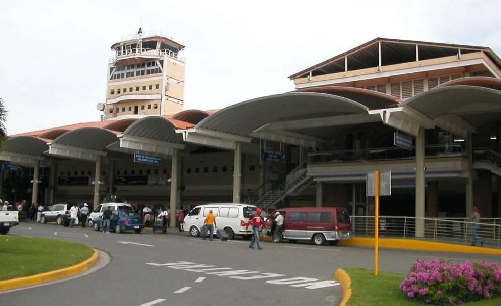 Apresan cuatro empleados del Aeropuerto Internacional del Cibao, incluyendo un sargento del Ejército, por presunto narcotráfico internacional