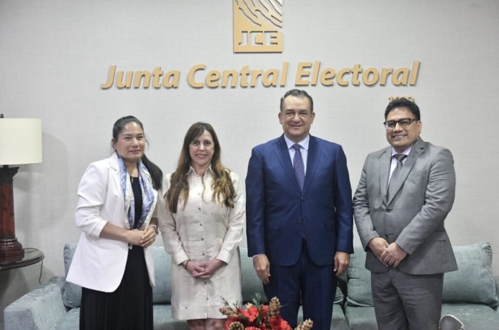 Presidente de la JCE recibe a consultores con miras a implementar norma ISO Antisoborno
