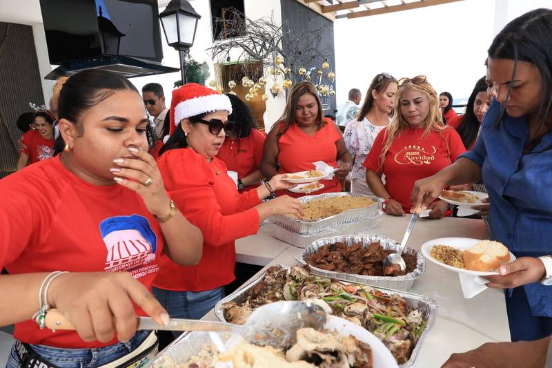 Intendencia de Santo Domingo Oeste, celebra emotivo almuerzo navideño
