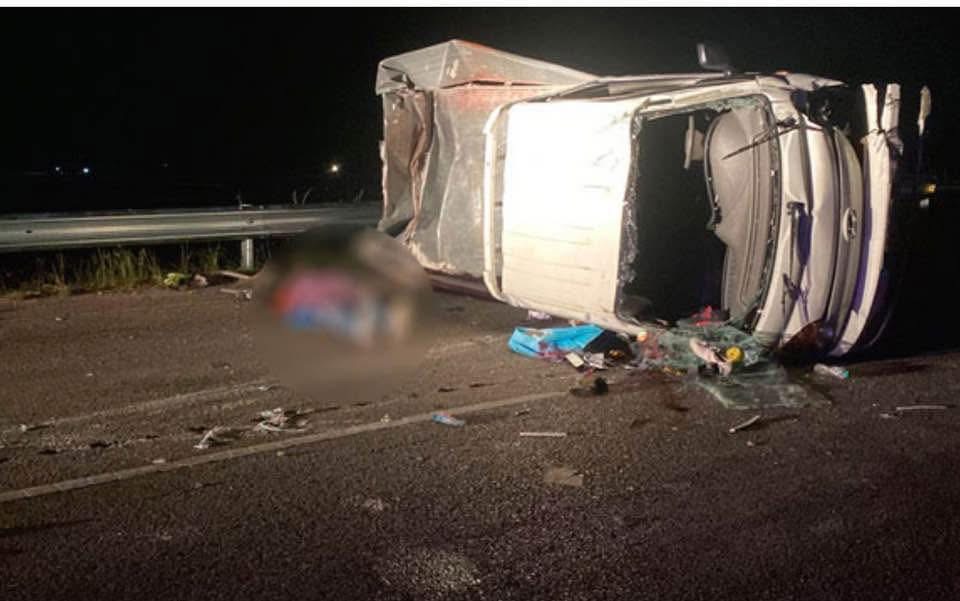 Muere conductor en choque entre autobús y camión en la Autopista del Coral