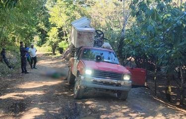 Dos hombres mueren electrocutados al caer cable eléctrico sobre su camioneta en Gaspar Hernández