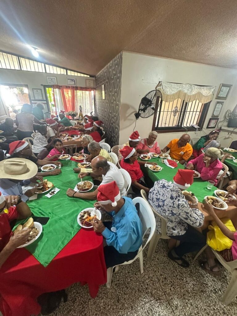 COPRODEBADHE celebra tradicional fiesta navideña con Adultos Mayores en SDO