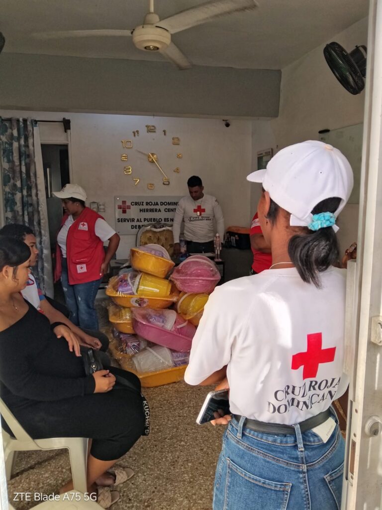 Cruz Roja Dominicana filial SDO entrega canastillas a embarazadas mediante proyecto materno-infantil