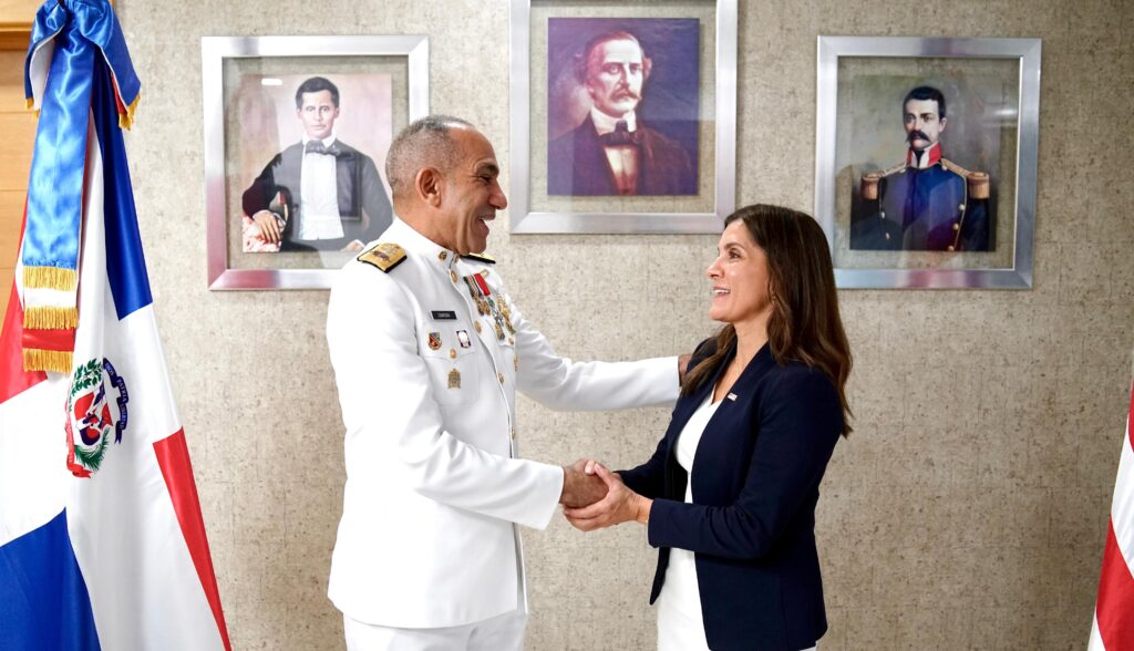Embajadora de Estados Unidos Leah Campo se reúne con el presidente de la DNCD Vicealmirante Cabrera Ulloa