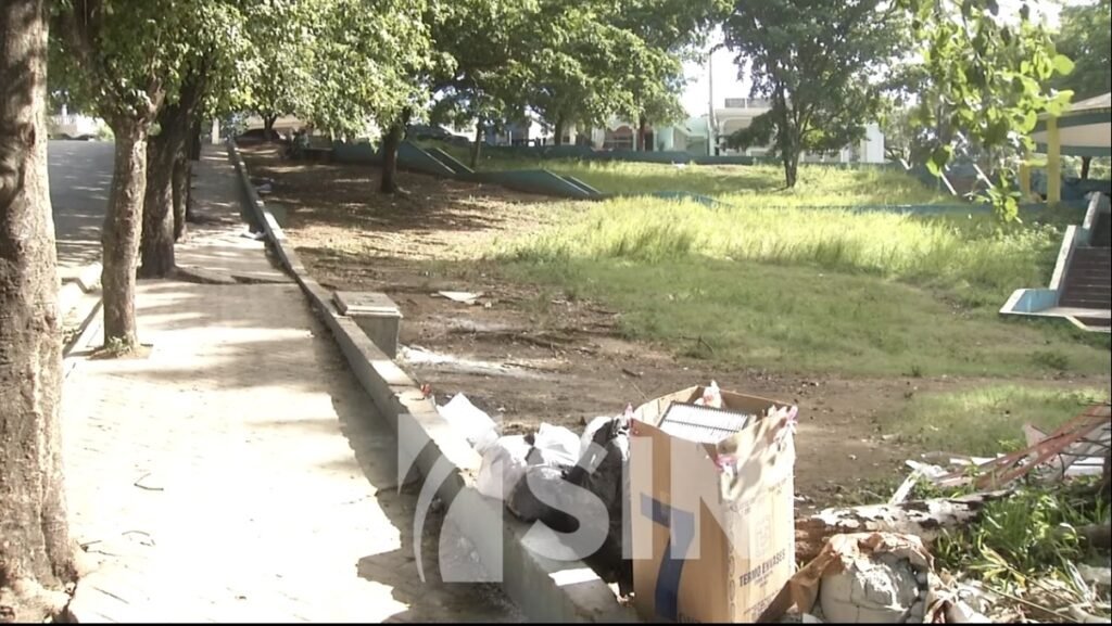 Basura y aguas negras convierten parque de Hato Nuevo en foco de contaminación