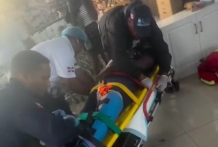 Una haitiana desarma vigilante, hiere 3 en una tienda de Verón