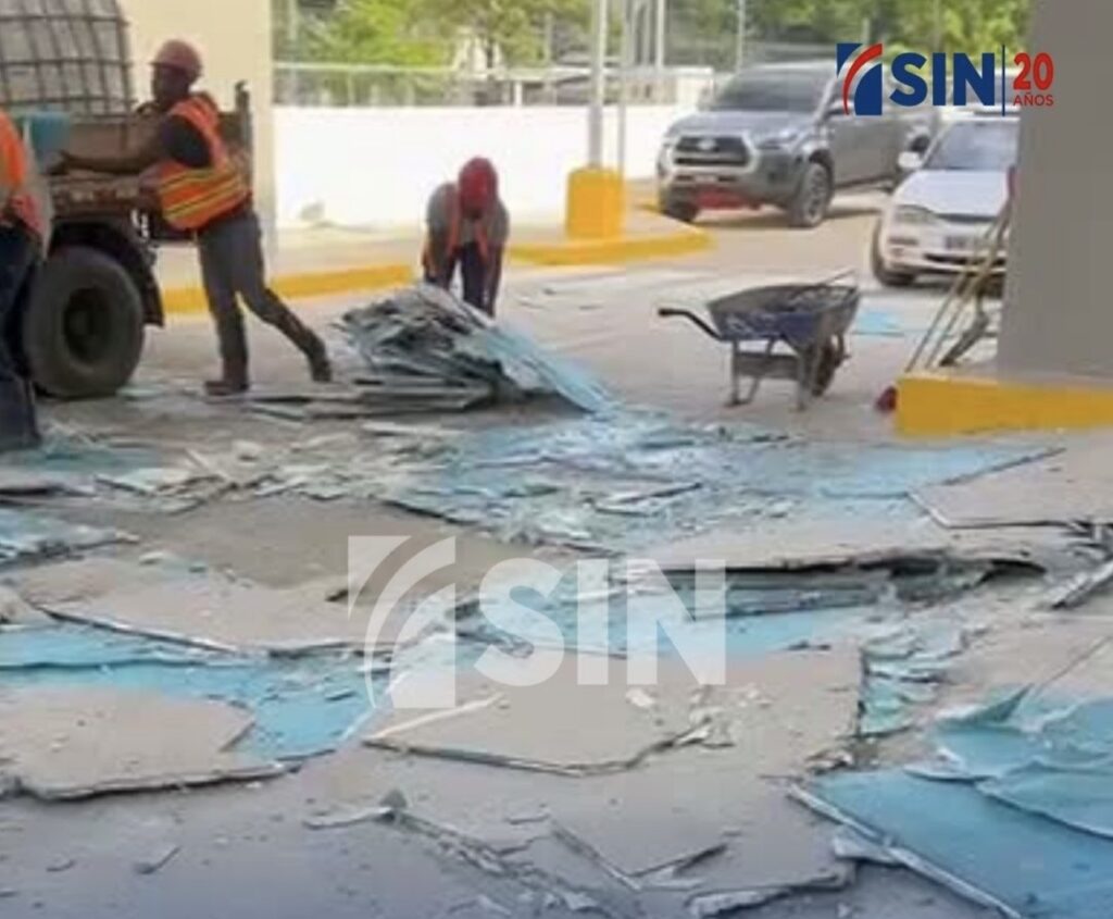Se desprende parte del plafón en hospital recién inaugurado de San Francisco de Macorís