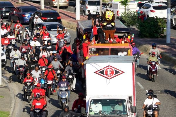 Con caravana triunfal, Leones del Escogido celebran victoria