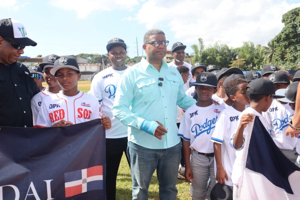 Liga Calcaño reconoce a Robert Polanco durante torneo infantil de béisbol en Santo Domingo Oeste