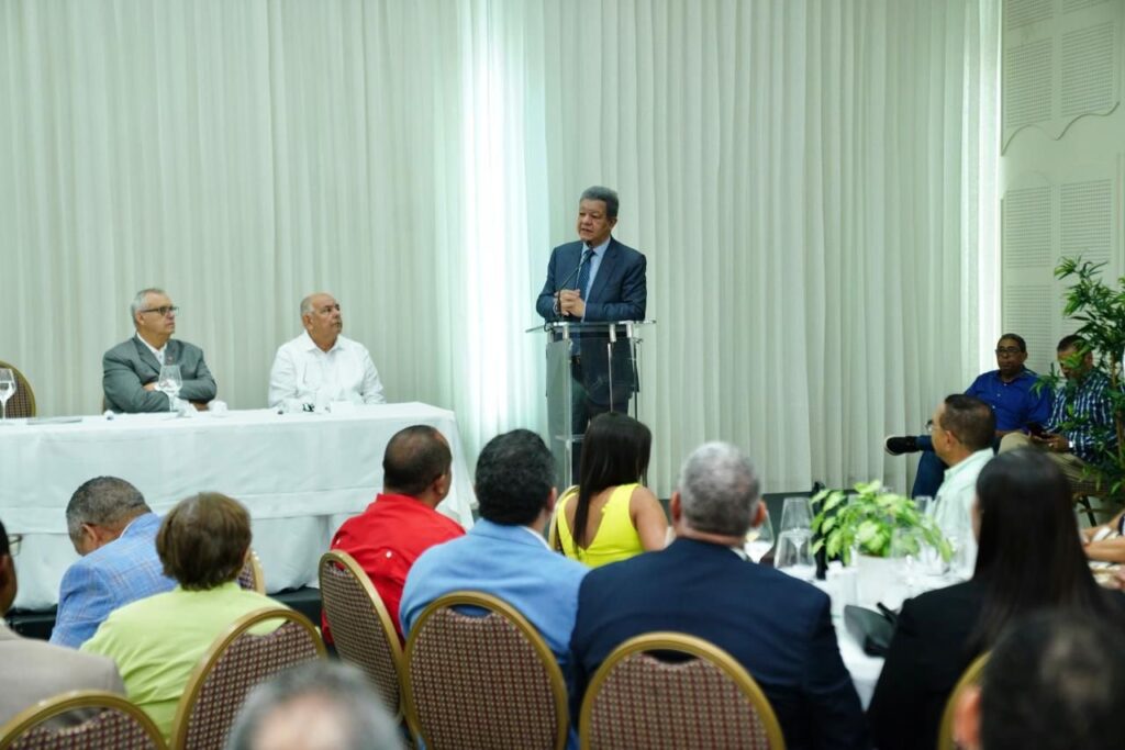 Leonel se reúne con líderes cooperativistas en Santiago y garantiza respaldo estatal a las cooperativas en un gobierno de la FP