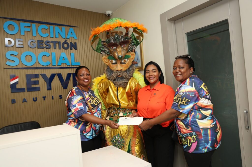 Leyvi Bautista entrega aporte al Carnaval de Herrera y patrocina cuatro comparsas