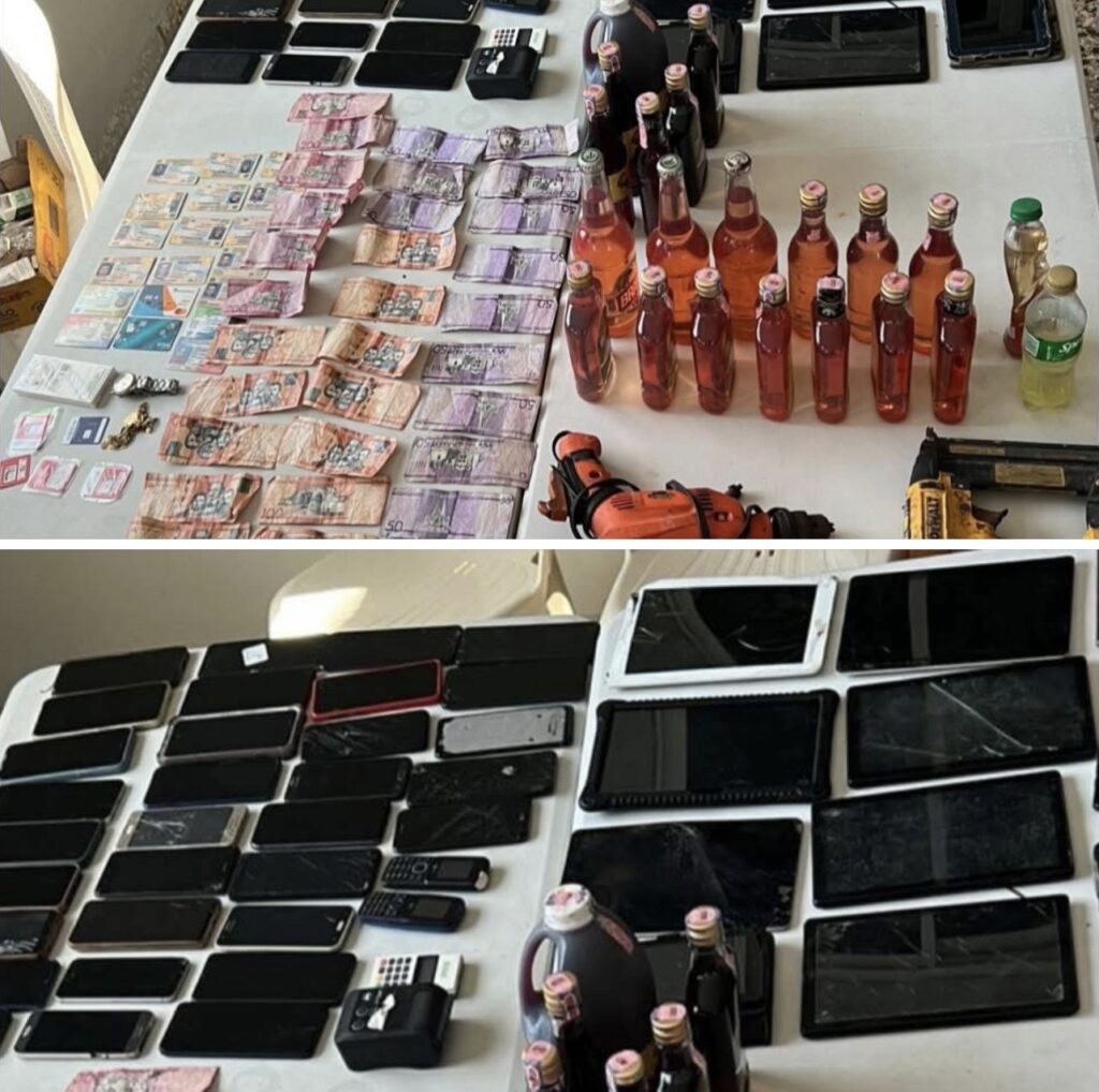 Policía Nacional recupera 45 dispositivos electrónicos durante intervención en el sector La Islita; tres personas detenidas