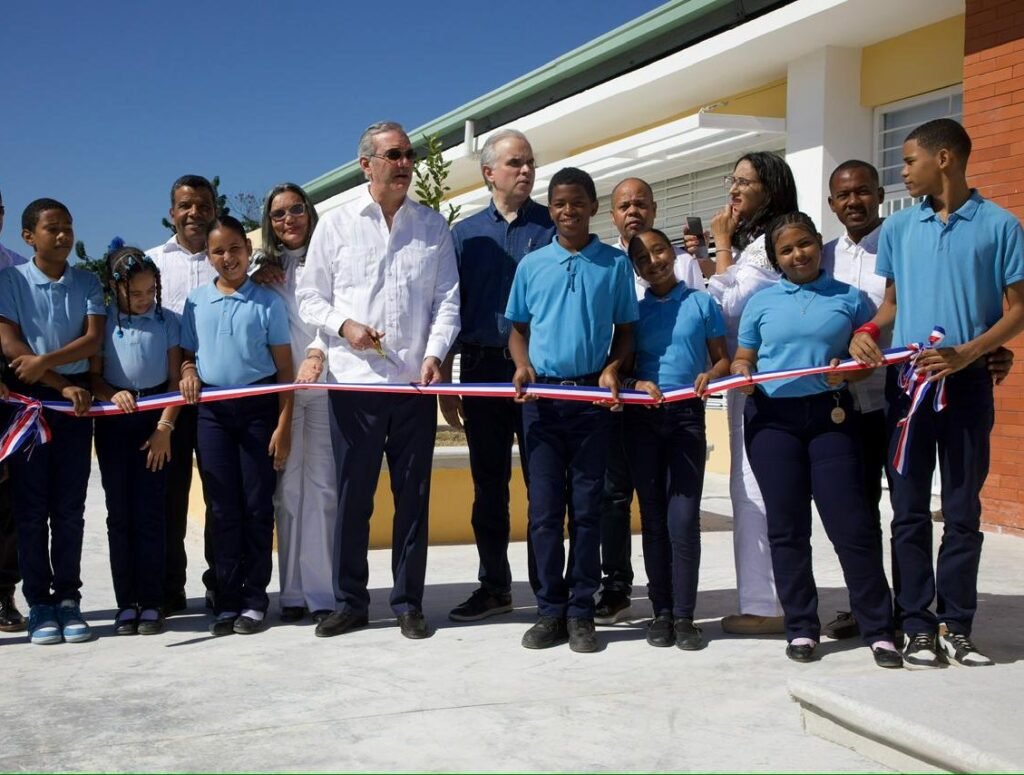 El Presidente Abinader inaugura varias obras en San Juan y Azua
