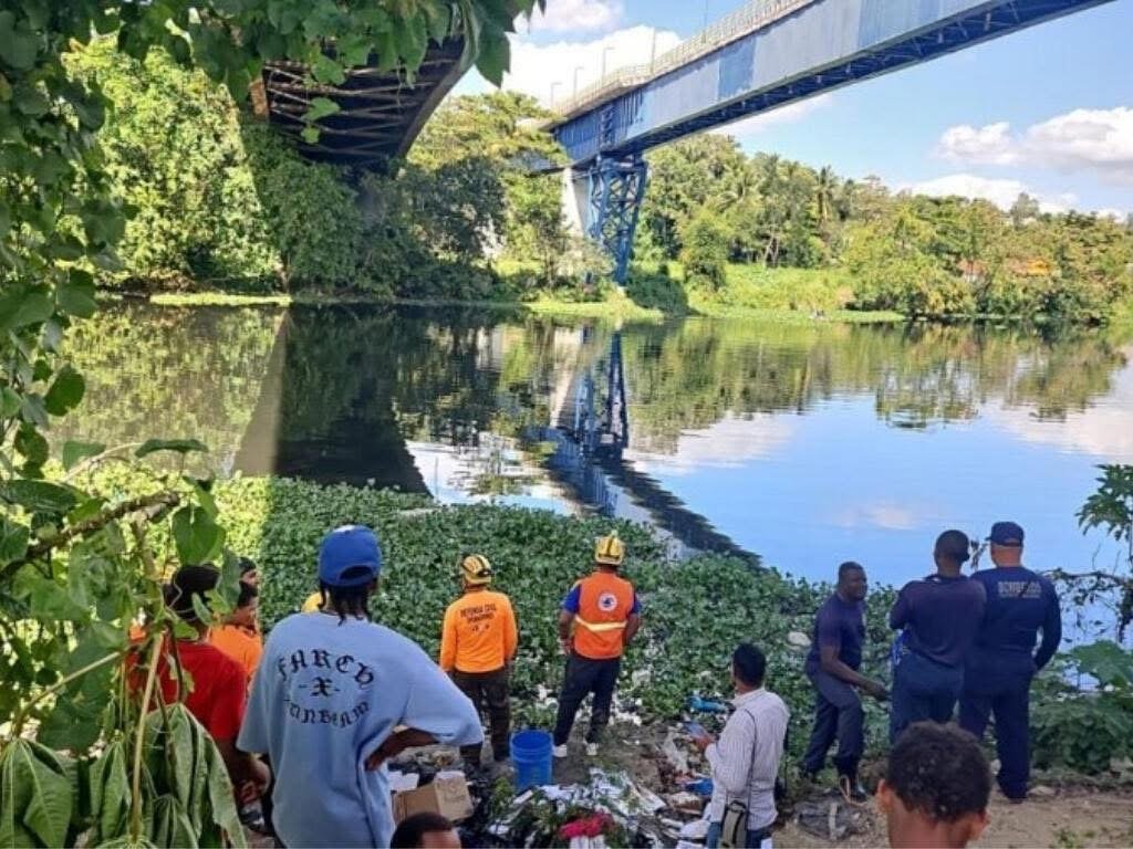 Recuperan cuerpo de motorista que cayó al río Isabela tras accidente
