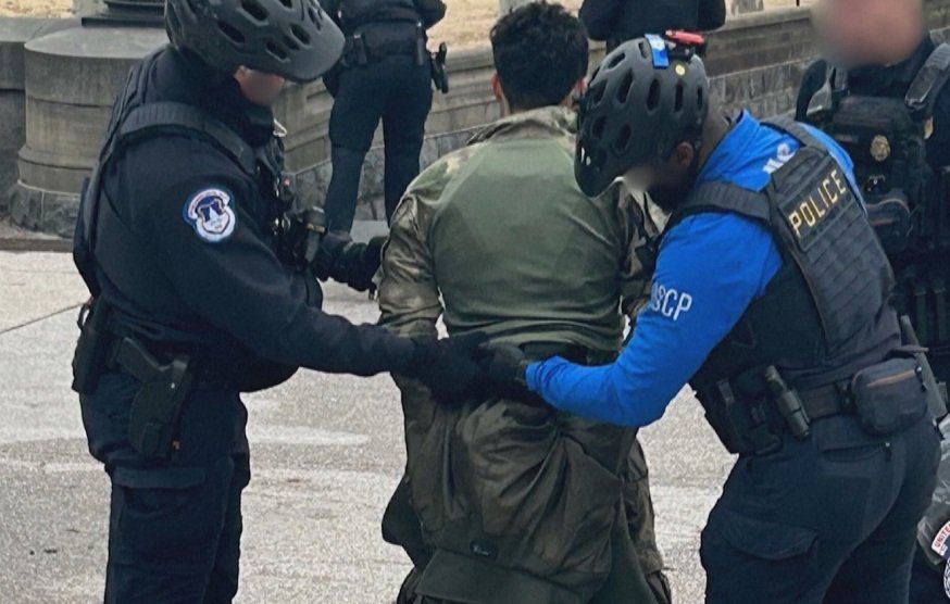 Joven de 18 años armado con una escopeta es detenido tras correr hacia el Capitolio de EE. UU.