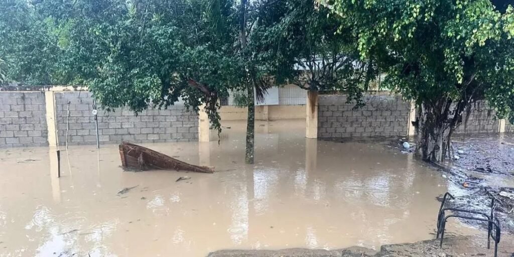 Escuela de El Barro en El Factor permanece inundada tras lluvias; río que la afectó mantiene caudal