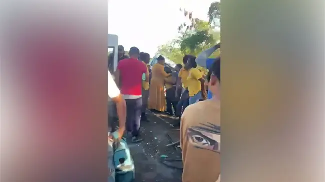 Accidente entre autobús público y guagua escolar deja estudiantes heridos en carretera Yamasá
