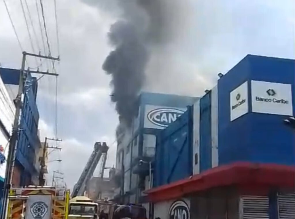 Un incendio afecta Almacenes Garrido, en ave. Duarte, de SD