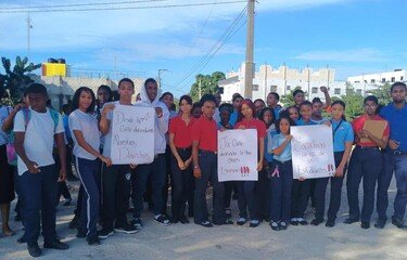 Estudiar sin miedo ni lodo: el reclamo de alumnos en Higüey
