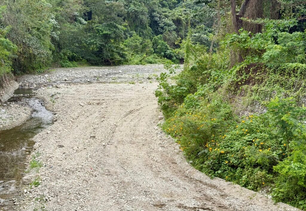 Alcalde y comunidades piden a Abinader intervenir ante carretera en construcción dentro del cauce de un río en San Cristóbal