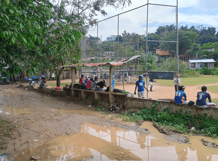 Niños juegan entre lodo y abandono en Villa Verde; denuncian mal estado del play y las calles