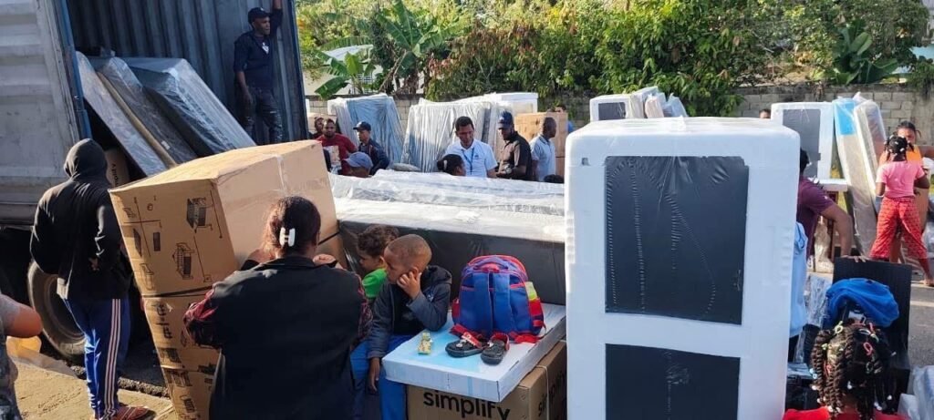 Gobierno entrega electrodomésticos a familias afectadas por lluvias en El Factor