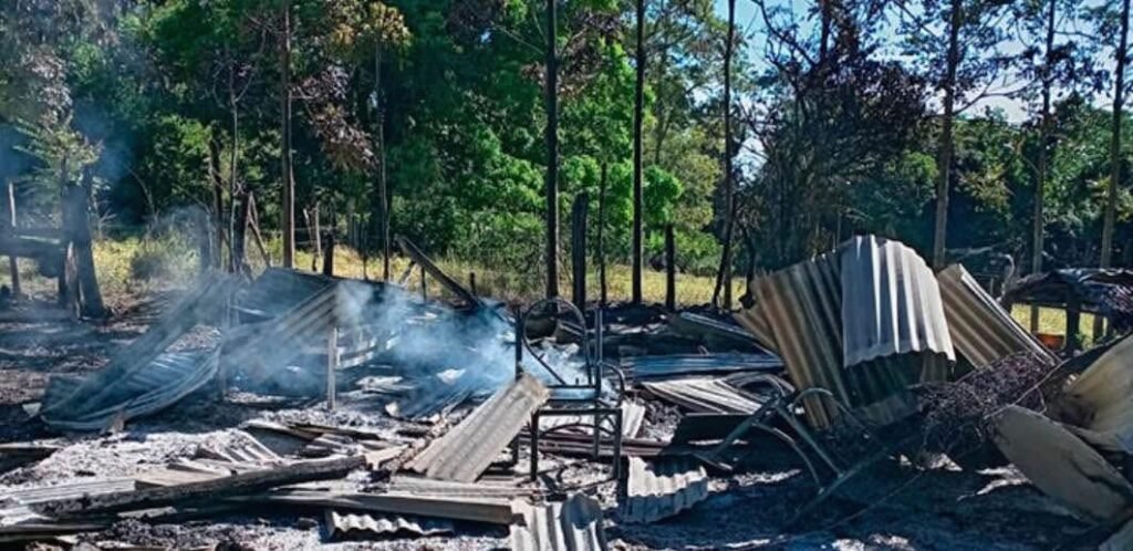 Mujer incendia vivienda con su expareja y su hijo dentro en Dajabón